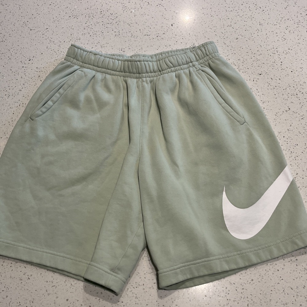 NIKE Club Fleece Men's Shorts Green BV2721-321 - Size Small